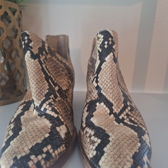 VINCE CAMUTO Snakeskin Print Leather  Booties Women's Size 9 with 1.5" Heel EUC - Picture 3 of 6